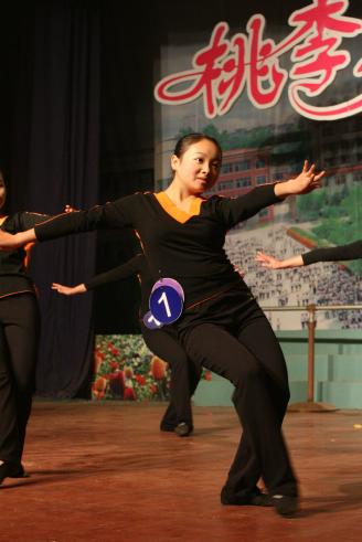 2007年12月16日，师范部幼师专业舞蹈基本功比赛。.JPG