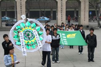 2008年4月2日，师范部学生为革命先烈扫墓。.JPG