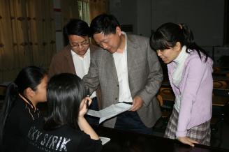 2008年4月8日，郭校长问候初教05级见习学生。.JPG