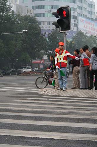 2008年10月9日，师范部学生在交通路口值勤。.jpg