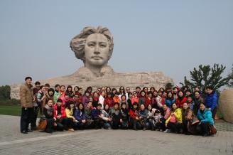 2011年3月12日，学校工会组织全校女教师前往长沙橘子洲头，瞻仰青年毛主席巨型雕像。.JPG