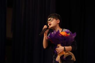 10月12日晚，湖南幼专首届新生歌手大赛在学校大礼堂举行。16名选手从参加复赛的近100名同学中成功晋级，站上了决赛的舞台。.JPG