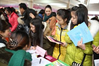 2012.12.25，我校在大礼堂举办了2013届学前教育专业专场招聘会，吸引了来自北京、广州、长沙、重庆、义乌和本地的160多家幼儿园、早教机构、和企事业单位参会。.JPG