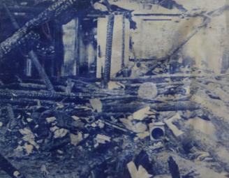 004.学校西迁潭湾后，桃源校址遭日机轰炸。图为当时校舍被砸后情景。.JPG