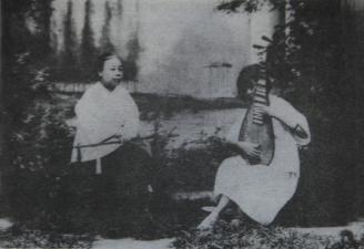 003.1923年，丁玲与母亲蒋慕唐在常德合影。.JPG
