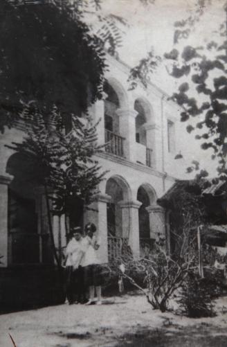 004 1913年，购县边街民地为校舍，即今址。图为1914年竣工的白楼。.JPG