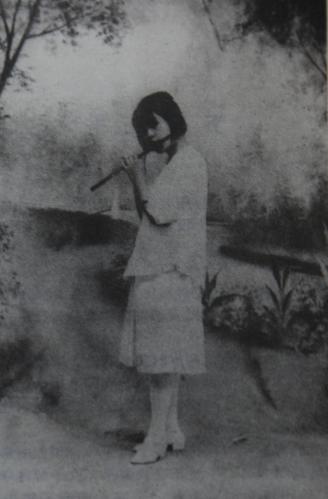 002.1919年，省公立二女师预科班求学时的丁玲。.JPG