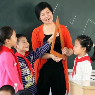 【盛  平】数学特级教师。教育部选派赴香港协作优秀指导老师。参编教材4部，课题获省、市一等奖4项。