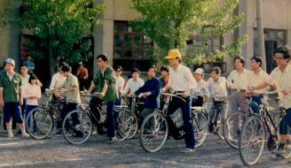 003.1990年春季运动会，教师自行车慢骑赛。.jpg